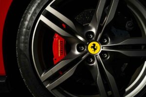 Riesce ad acquistare la Ferrari dei suoi sogni, ma non la usa mai: la storia sta facendo il giro del mondo