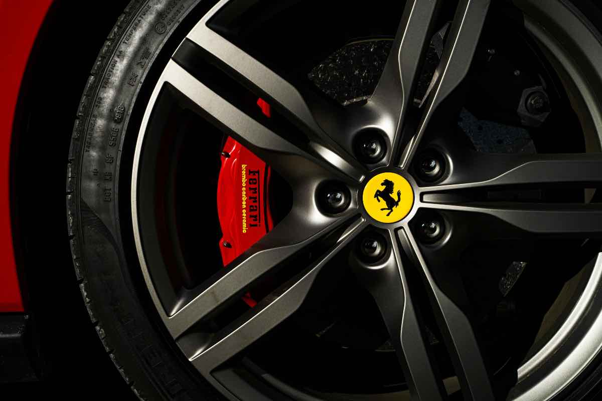 Riesce ad acquistare la Ferrari dei suoi sogni, ma non la usa mai: la storia sta facendo il giro del mondo