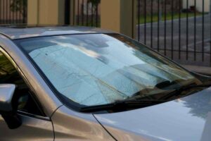 Parasole nell'auto, lo state usando tutti nel modo sbagliato: cosa fare per proteggere davvero il veicolo