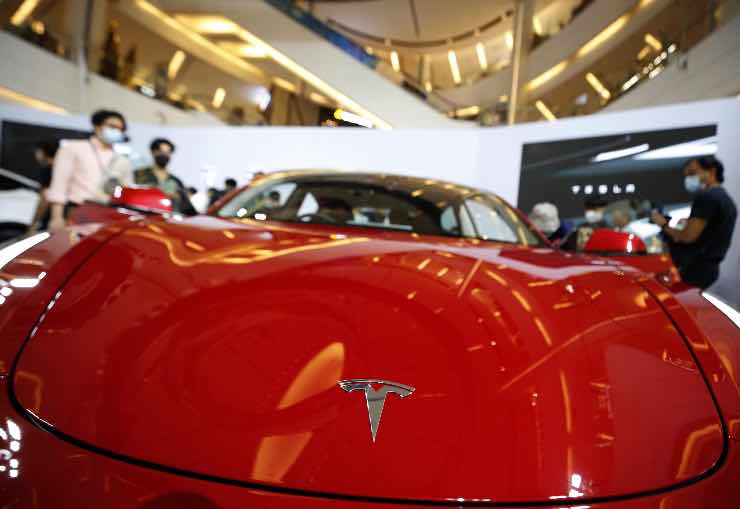 Tesla batte Ferrari e le rivali