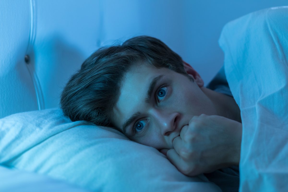 uomo spaventato a letto