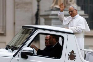 Il Papa può guidare l'auto? Cosa dice la Legge: esiste un caso davvero particolare