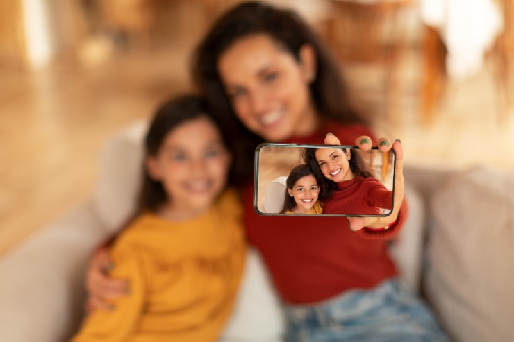 mamma e figlia in videochiamata