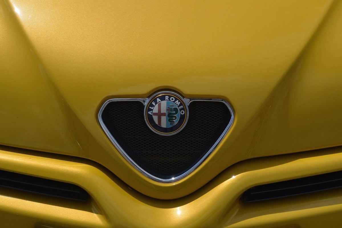 L'ultima "vera" Alfa Romeo viene lavata dopo 20 anni di fermo: il risultato finale è da infarto (VIDEO)