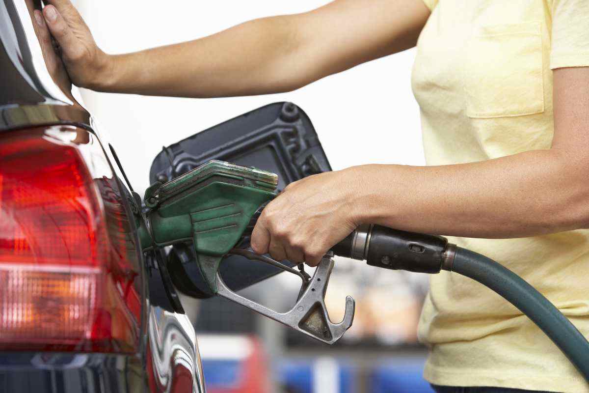 Costo prezzo benzina in salita