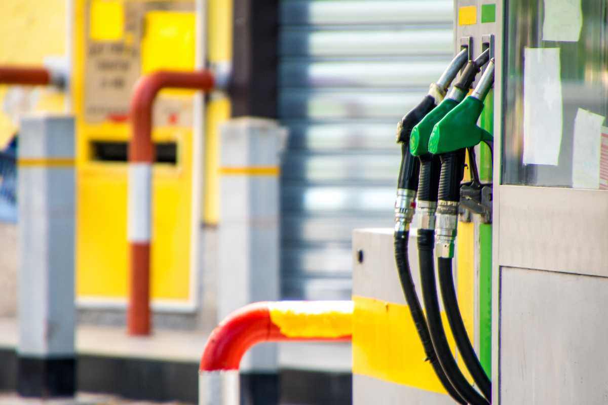 Sale il prezzo ai distributori di benzina