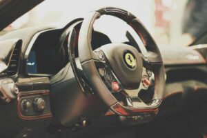 Si dimenticano la Ferrari più costosa di tutte in un parcheggio: quando la ritrovano le immagini sono agghiaccianti