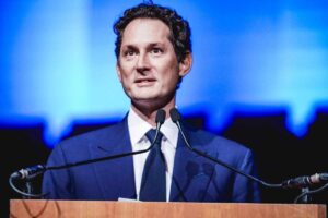 John Elkann avanza una richiesta all'Europa: occorre puntare su un nuovo tipo di auto, servono delle regole