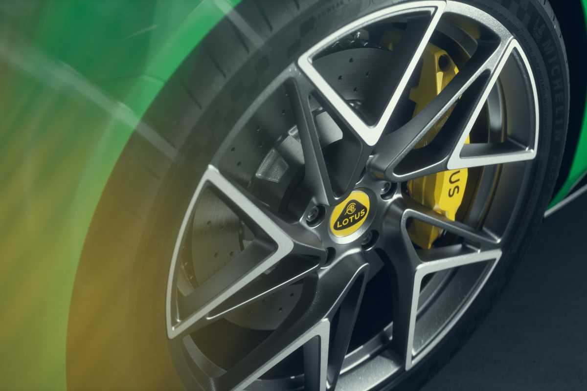 Lotus svela la Emira V6 SE: calano i veli anche sulla Emira Turbo, potenza a iosa