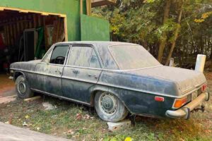 Ritrova una vecchia Mercedes e la rimette a nuovo: al suo interno trova una sorpresa inaspettata