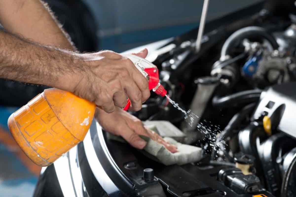 Vuoi lavare il motore della tua auto?