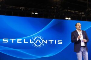 Stellantis, spuntano problemi enormi: tutti a casa, operai in ansia perenne e ora si rischia il disastro