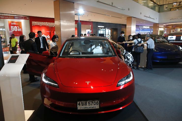 Tesla Model 3 regina dell'autonomia