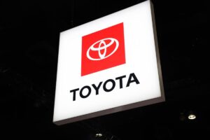 Toyota si schiera contro l'elettrico