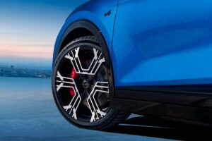 Renault si regala una "Ferrari Purosangue" elettrica: modello sportivo dalle prestazioni fuori di testa
