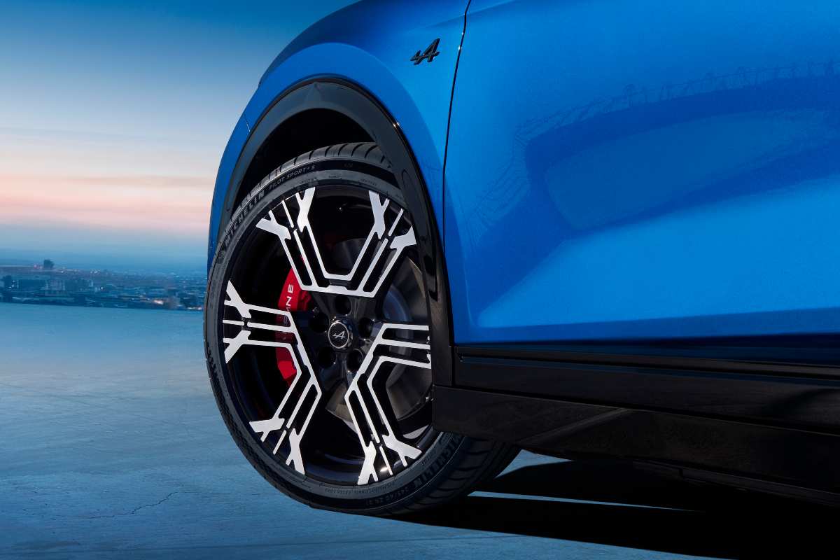 Renault si regala una "Ferrari Purosangue" elettrica: modello sportivo dalle prestazioni fuori di testa