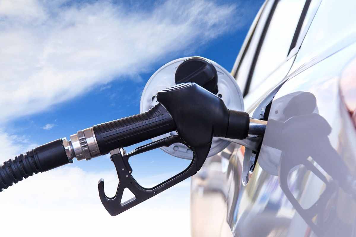 Benzina e diesel mandati in pensione dopo oltre 100 anni? Cosa ci aspetta: la partita non è chiusa