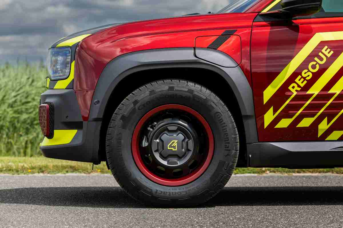 Renault 4, la versione "d'assalto" è già leggenda: ha un optional unico al mondo, può raggiungere qualunque superficie