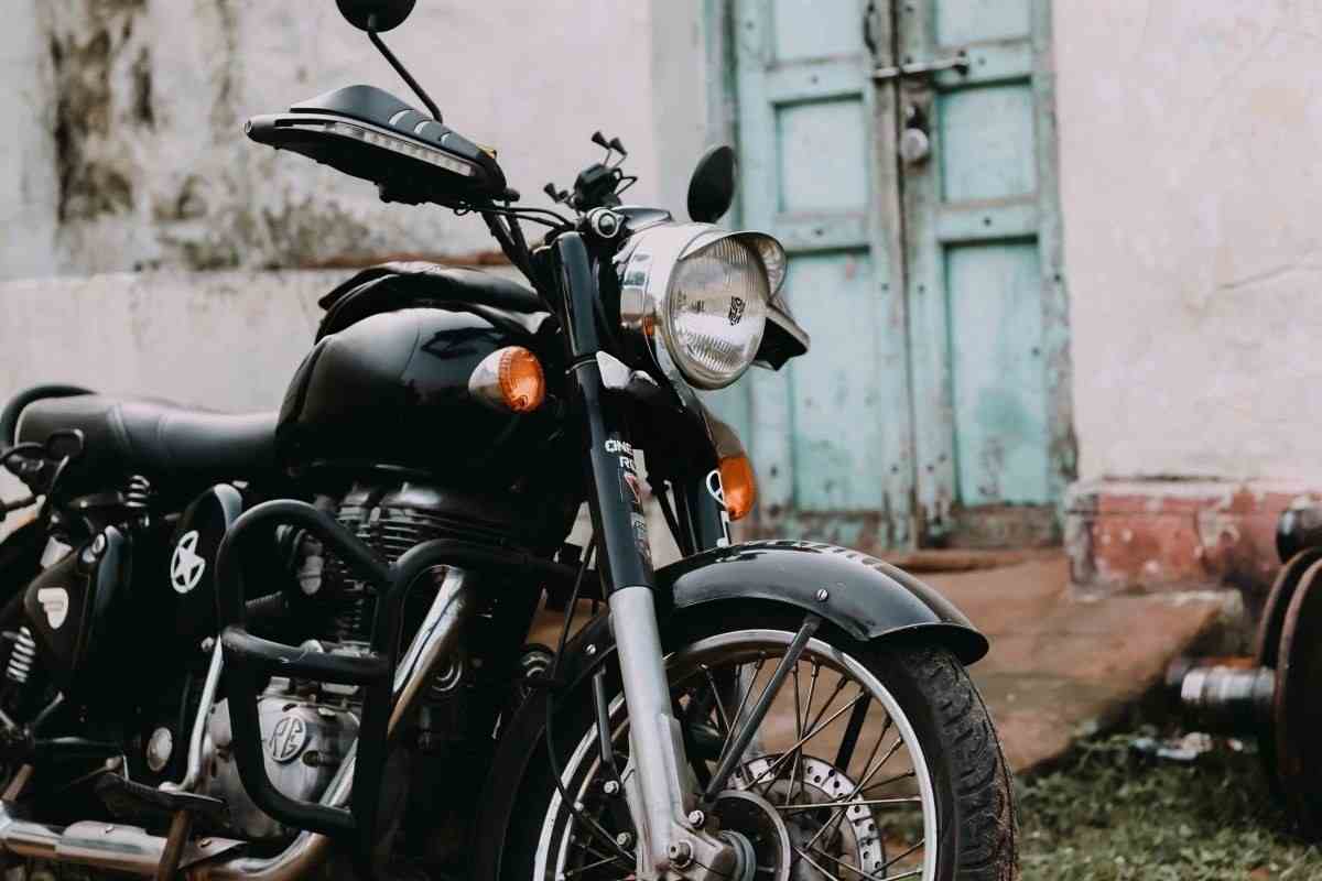Il prestigioso marchio inglese aggredisce il mercato: in arrivo una moto da 1900 euro