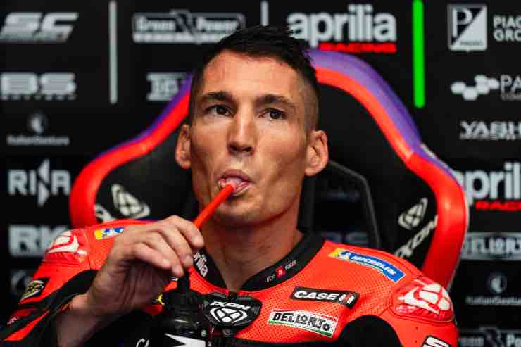 Aleix Espargarò cade in bicicletta