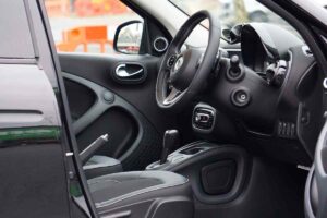 Caos attorno all'auto del momento