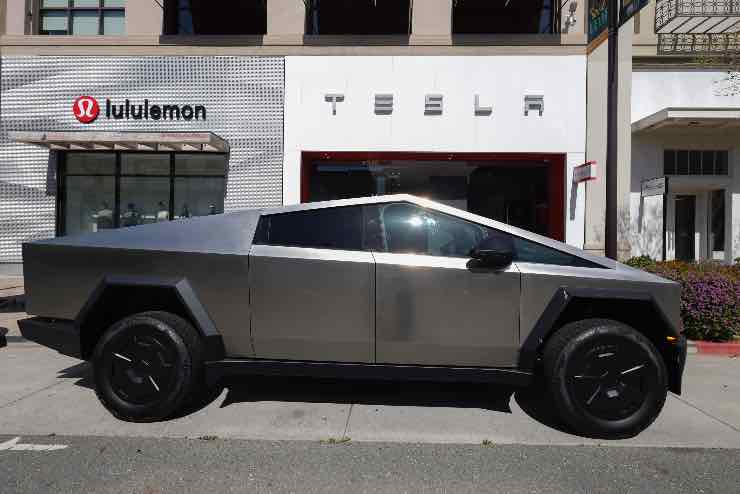 Tesla Cybertruck le vendite scendono